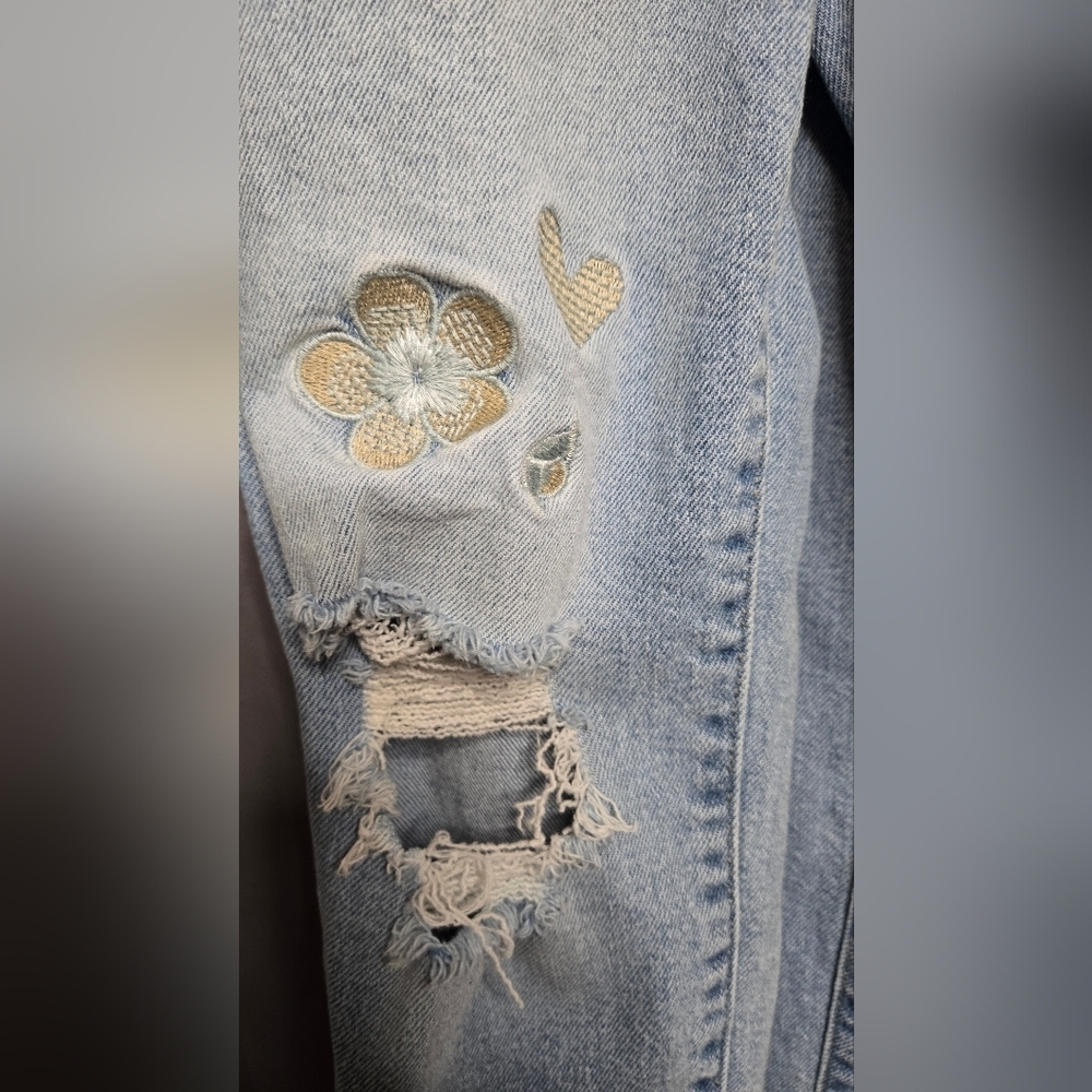 Kids Maurices Light Wash Distressed Denim Overalls Size 8 Reg - Picture 2 of 7